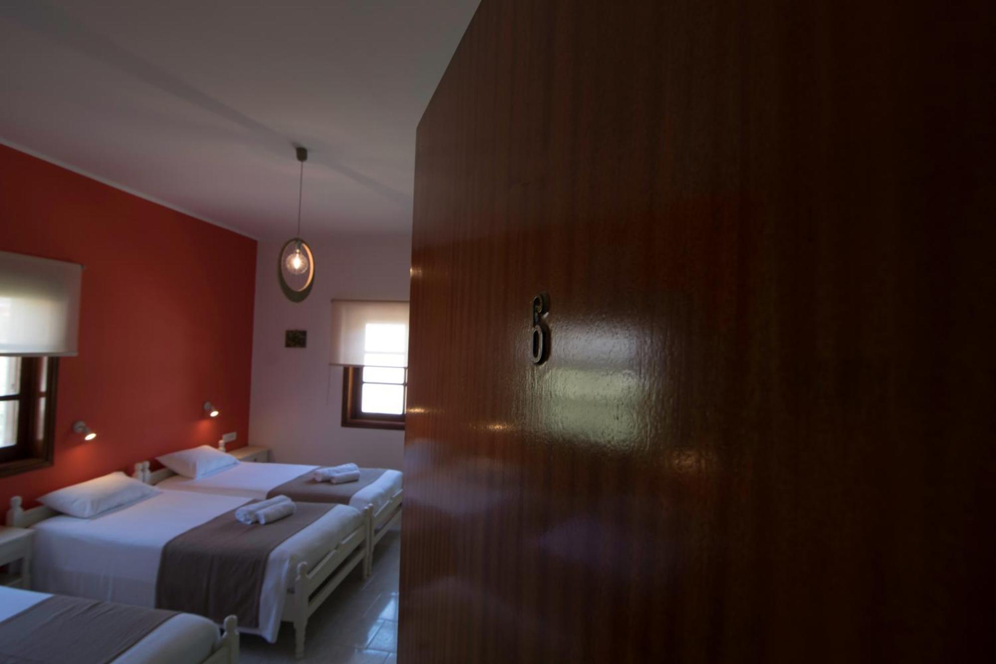 Niki Rooms Palaiochora Habitación foto