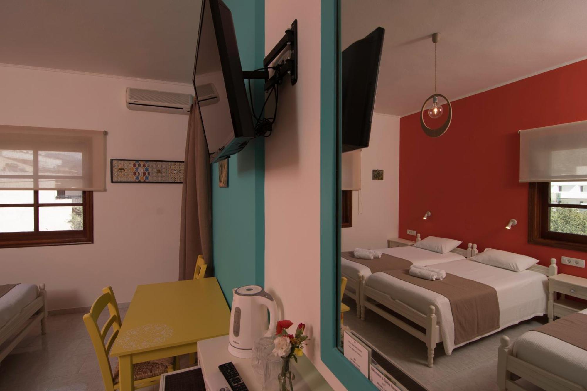 Niki Rooms Palaiochora Habitación foto