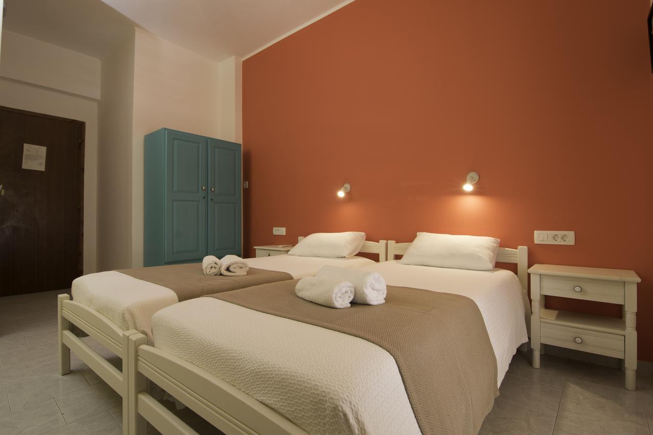 Niki Rooms Palaiochora Exterior foto